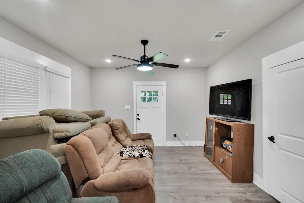 208 W Denton Street Ennis TX 75119