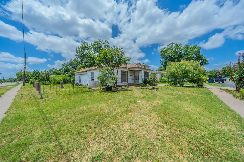 800 Mimosa Drive Garland TX 75040
