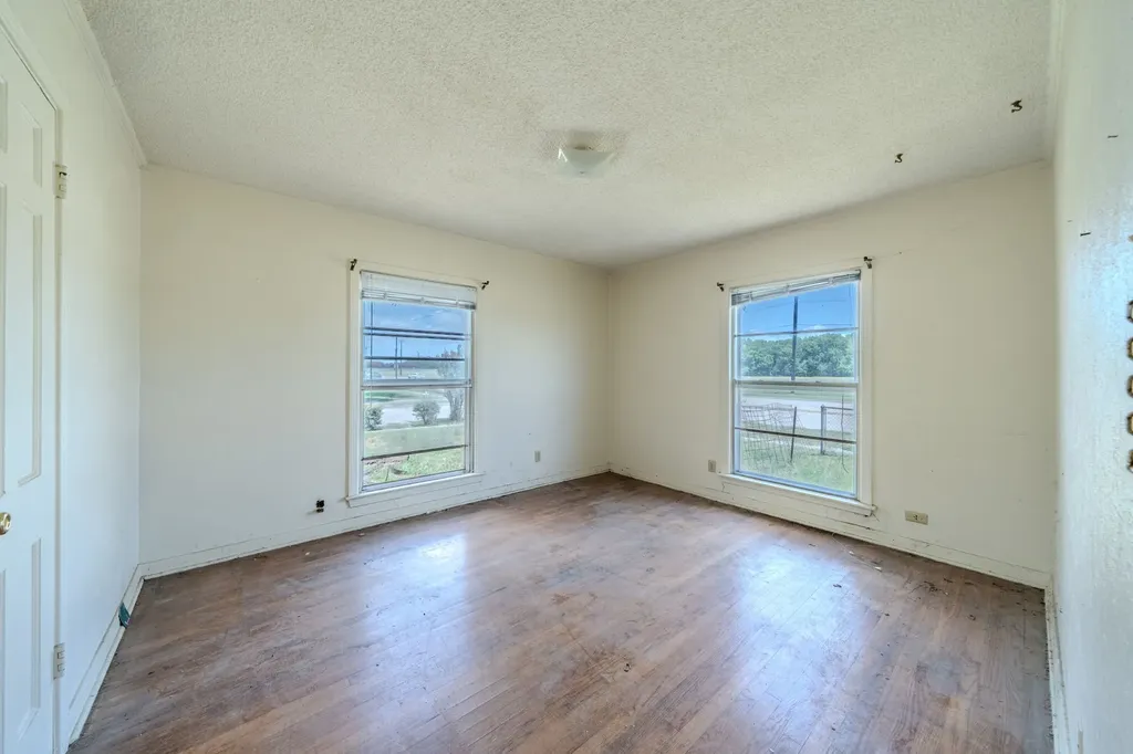 800 Mimosa Drive Garland TX 75040