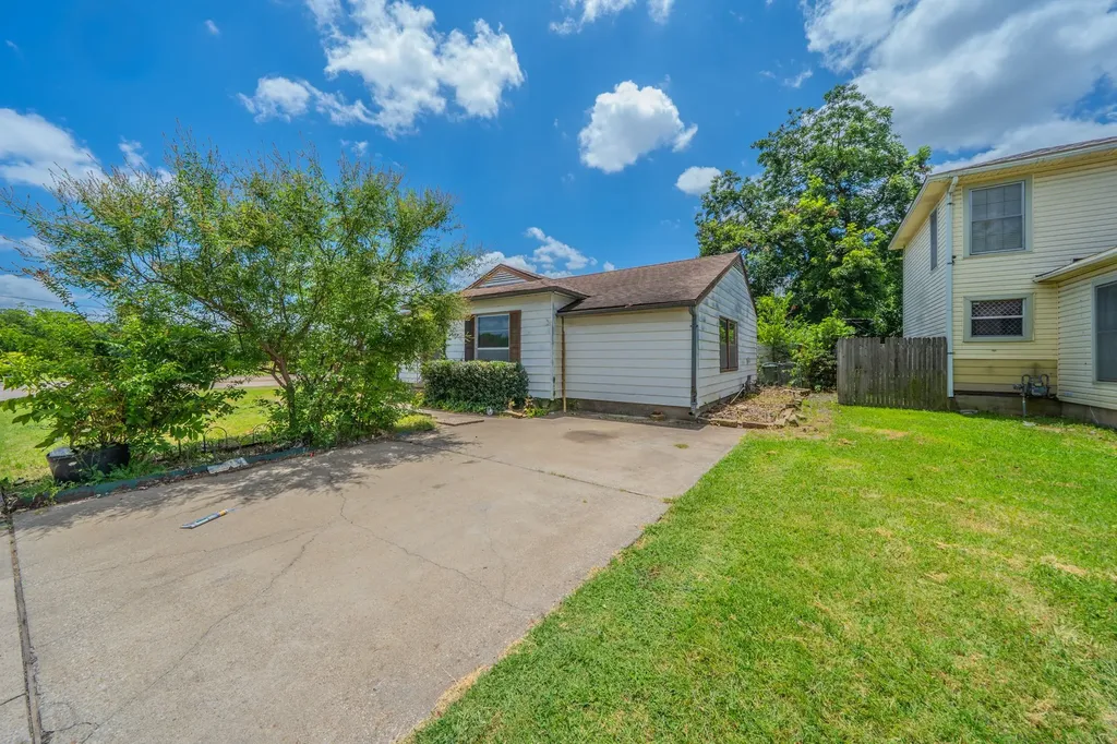 800 Mimosa Drive Garland TX 75040