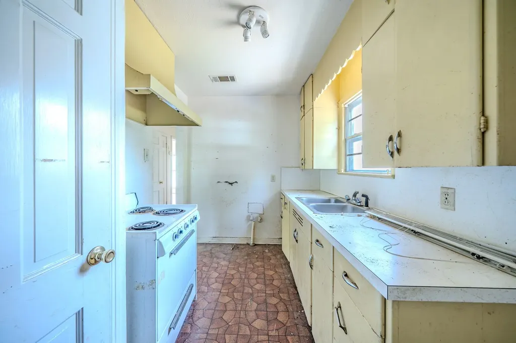 800 Mimosa Drive Garland TX 75040