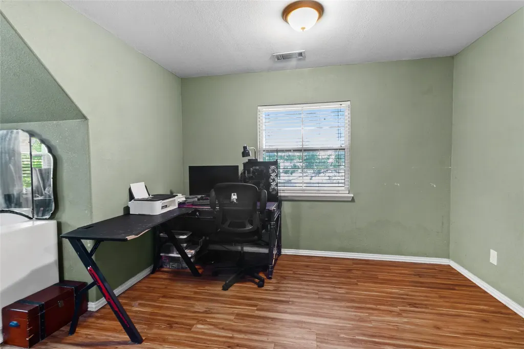 105 E Linden Street Ennis TX 75119