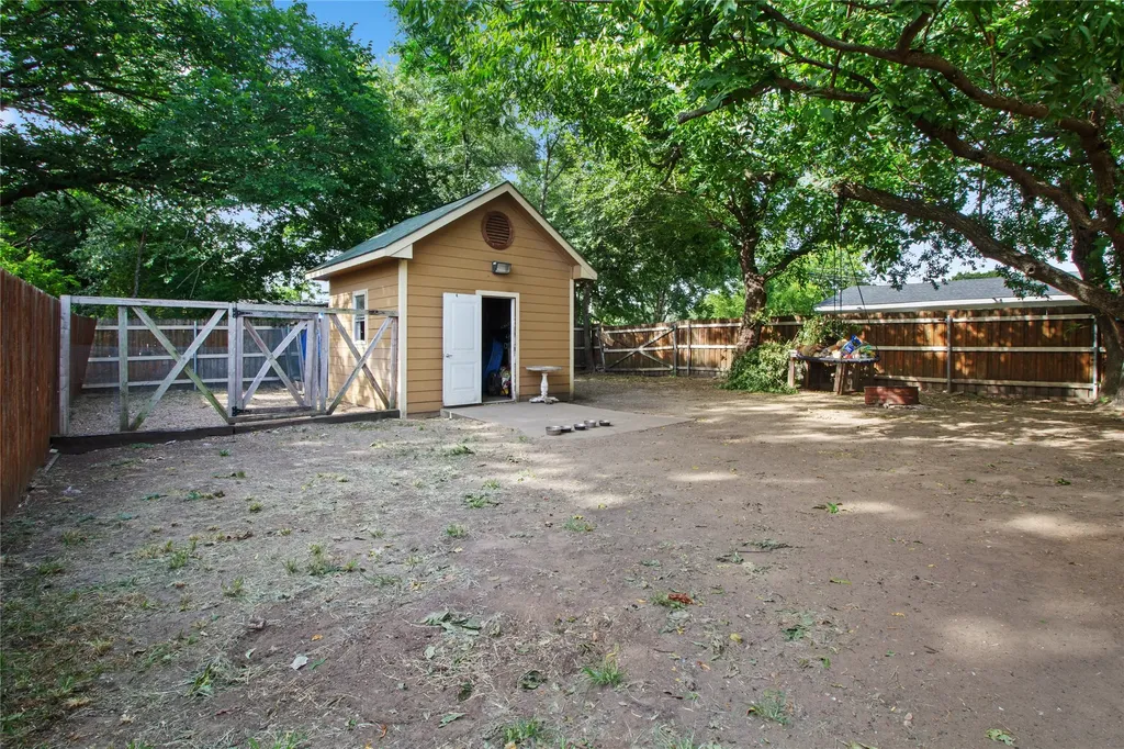 105 E Linden Street Ennis TX 75119