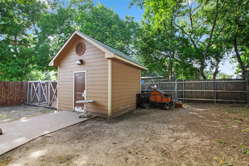 105 E Linden Street Ennis TX 75119