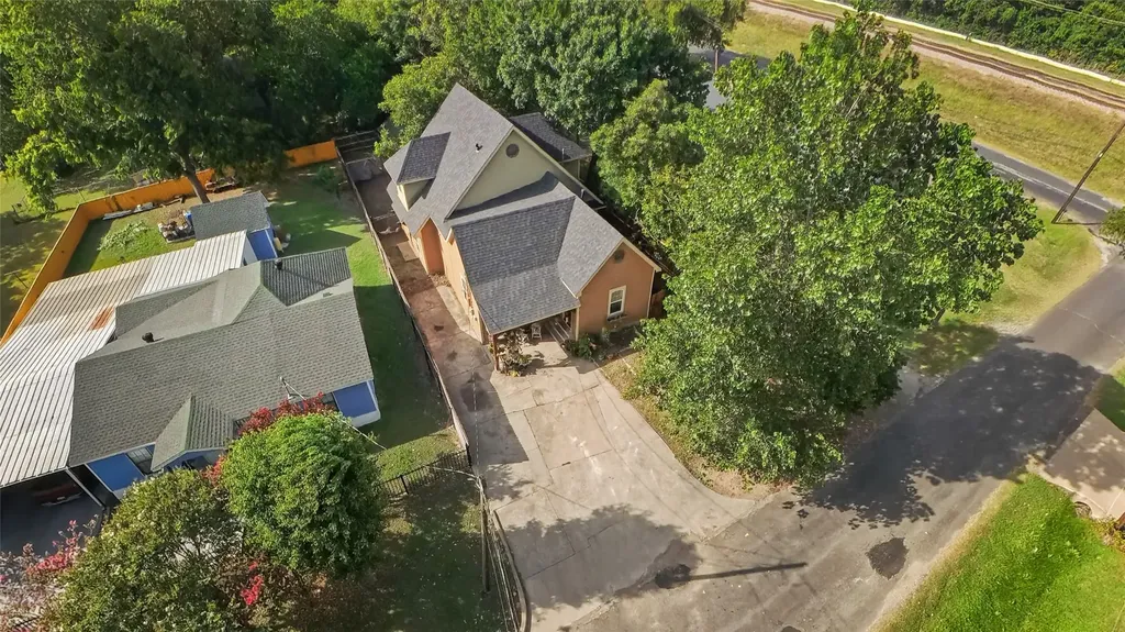 105 E Linden Street Ennis TX 75119