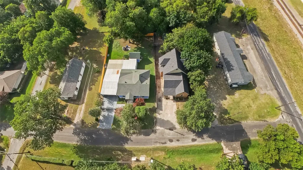 105 E Linden Street Ennis TX 75119