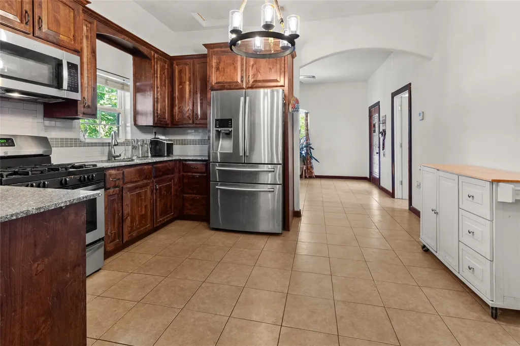 105 E Linden Street Ennis TX 75119