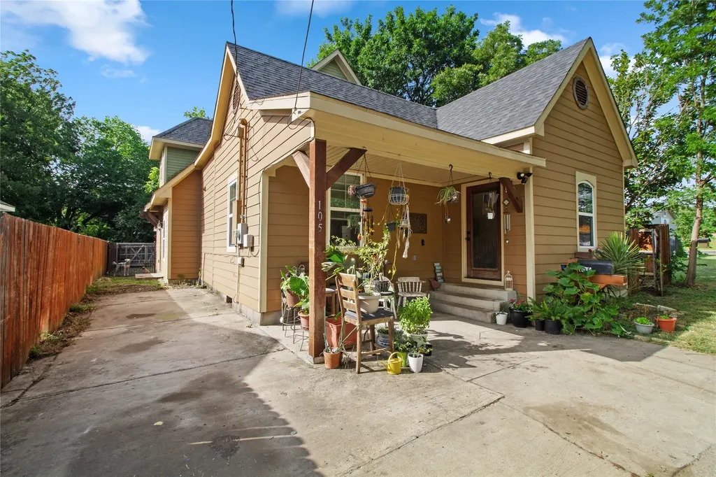 105 E Linden Street Ennis TX 75119