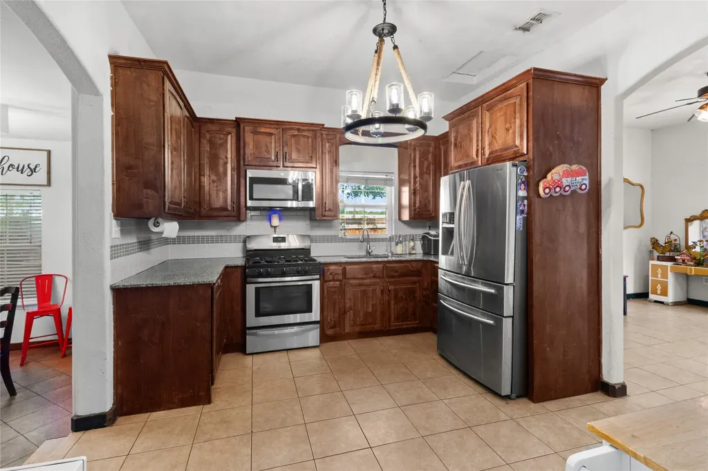 105 E Linden Street Ennis TX 75119