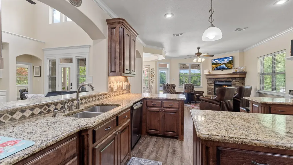 1411 County Road 4120 Atlanta TX 75551