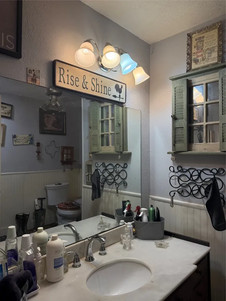 211 W Sabine Street Groesbeck TX 76642