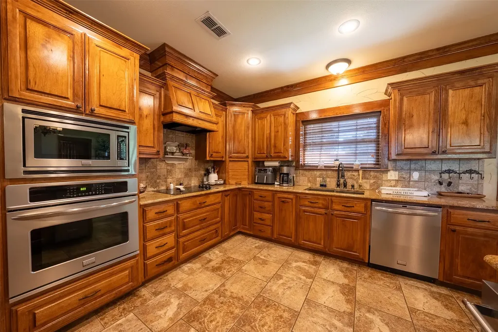 10457 State Highway 110 Van TX 75790