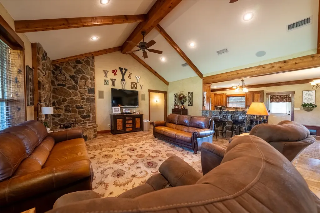 10457 State Highway 110 Van TX 75790