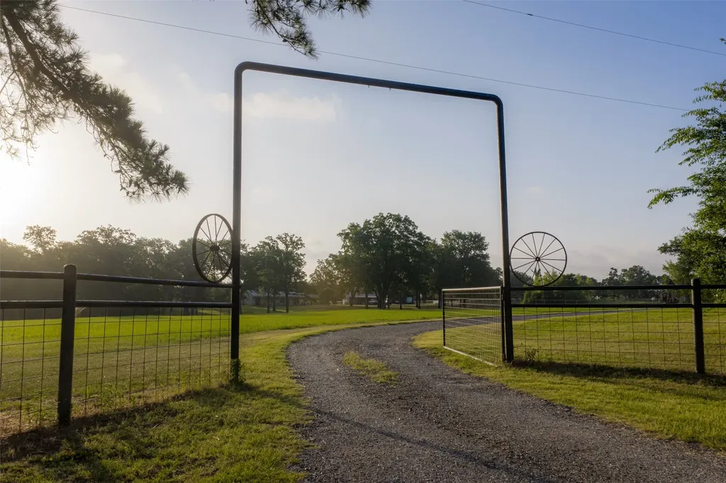 10457 State Highway 110 Van TX 75790