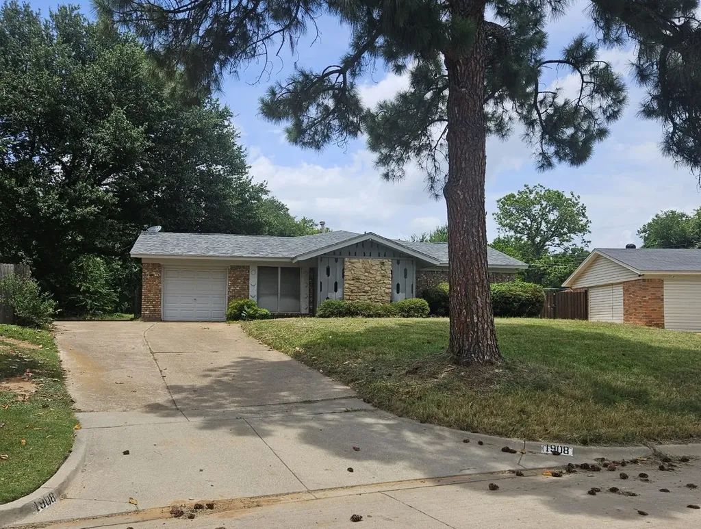 1908 Brookview Drive Arlington TX 76010