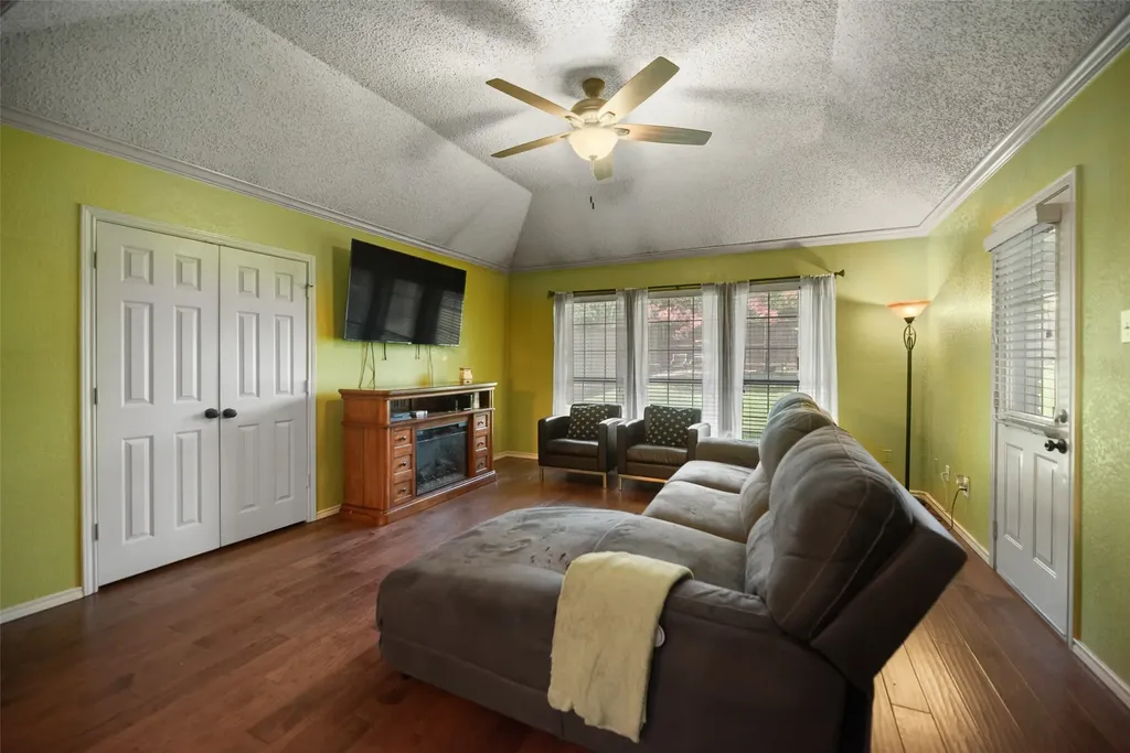 2921 Oak Ridge Drive Hurst TX 76054