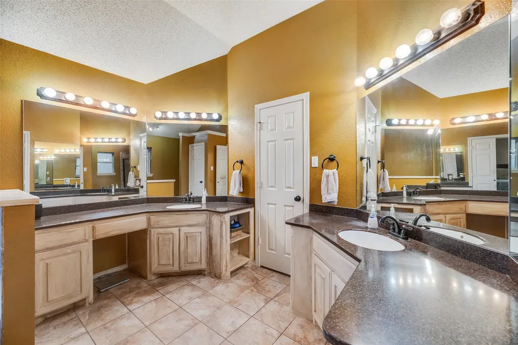 2921 Oak Ridge Drive Hurst TX 76054
