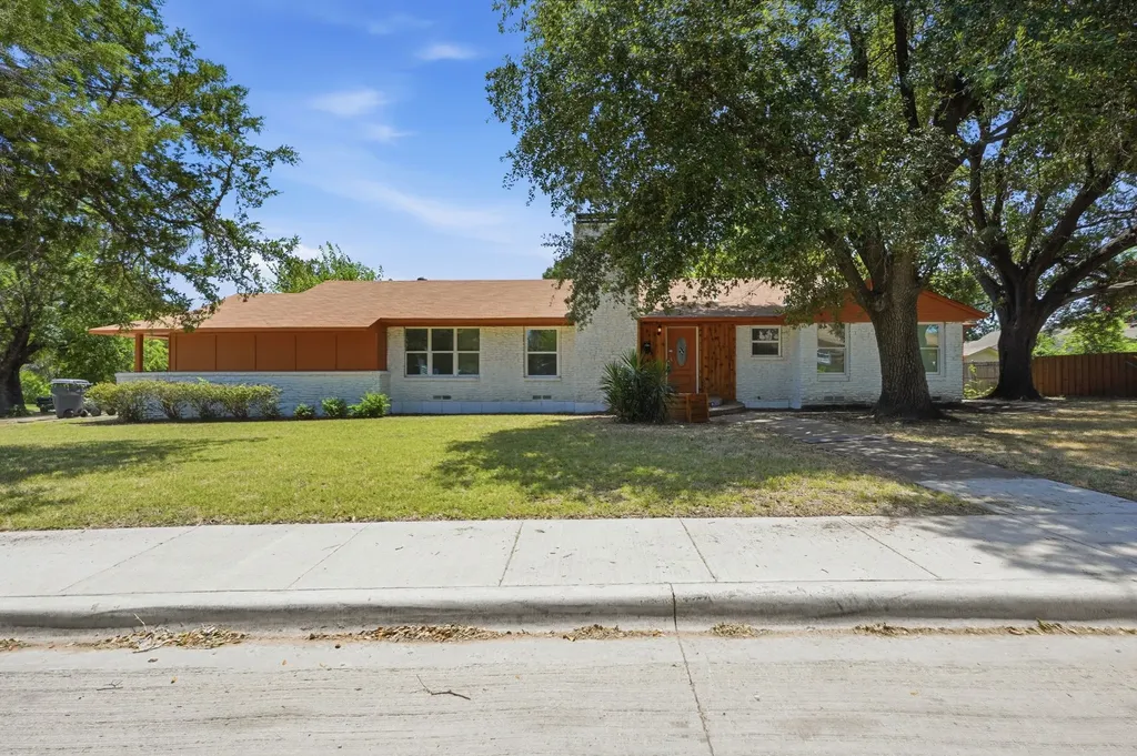 2626 Crest Avenue Dallas TX 75216