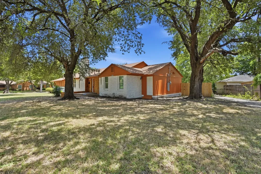 2626 Crest Avenue Dallas TX 75216