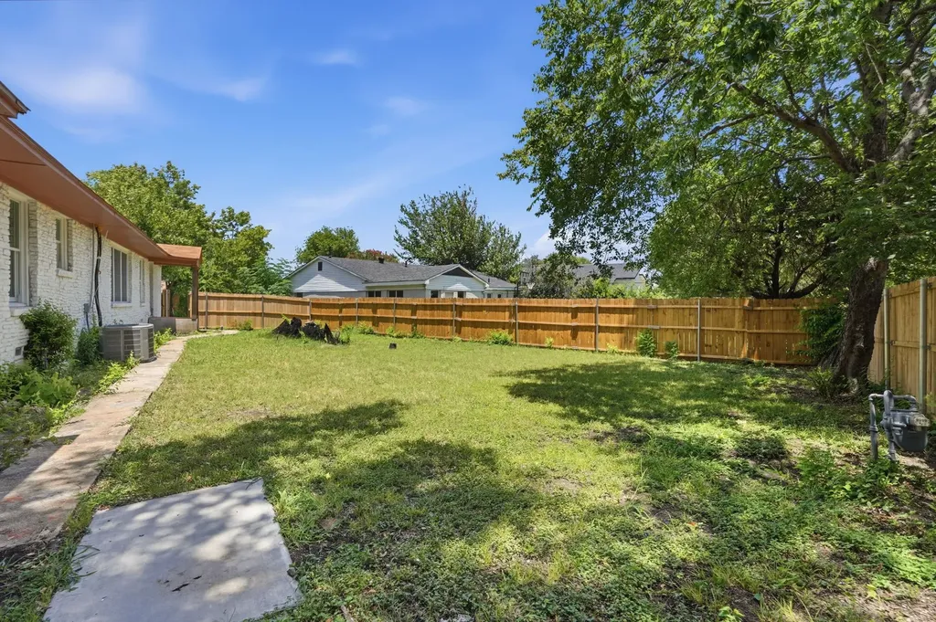 2626 Crest Avenue Dallas TX 75216