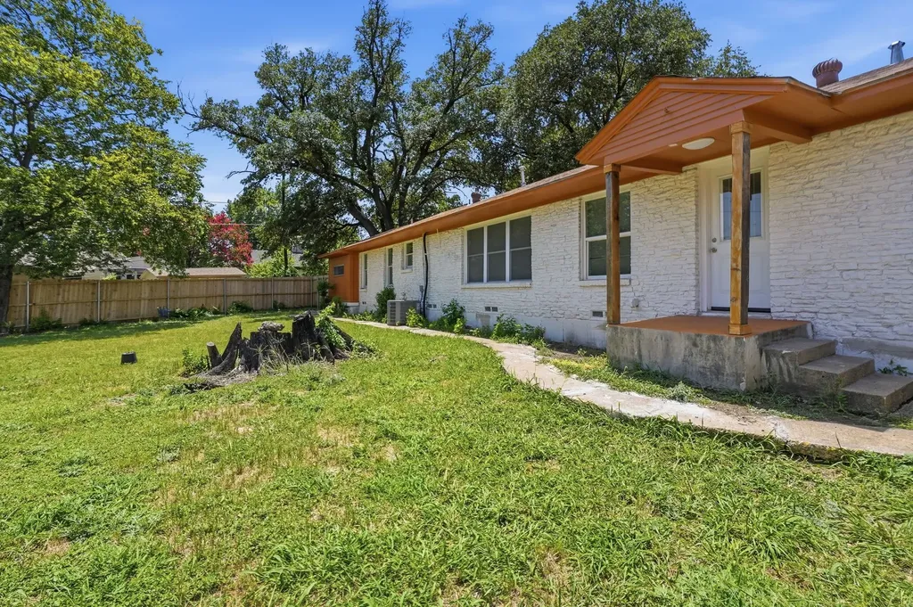2626 Crest Avenue Dallas TX 75216