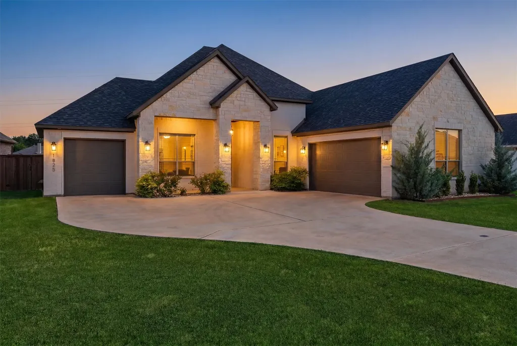 1525 Blue Lake Drive Burleson TX 76058