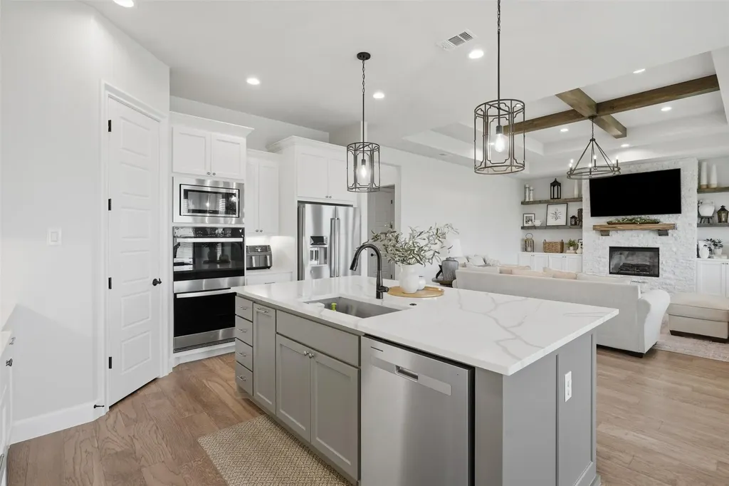 1525 Blue Lake Drive Burleson TX 76058