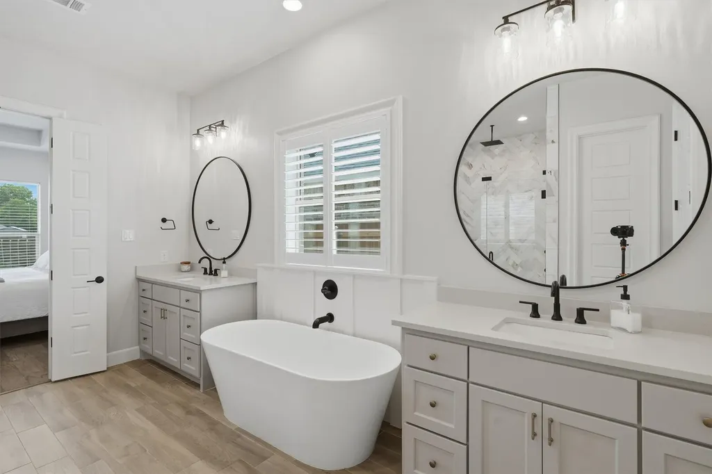 1525 Blue Lake Drive Burleson TX 76058