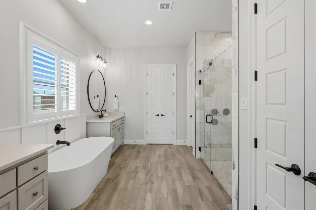 1525 Blue Lake Drive Burleson TX 76058