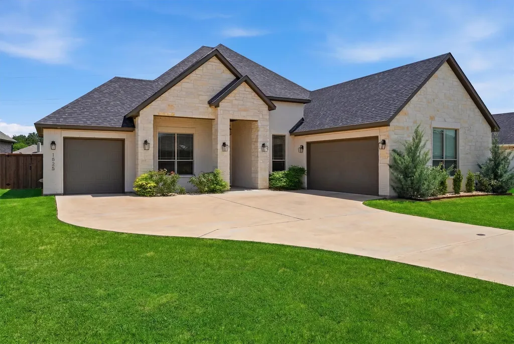 1525 Blue Lake Drive Burleson TX 76058