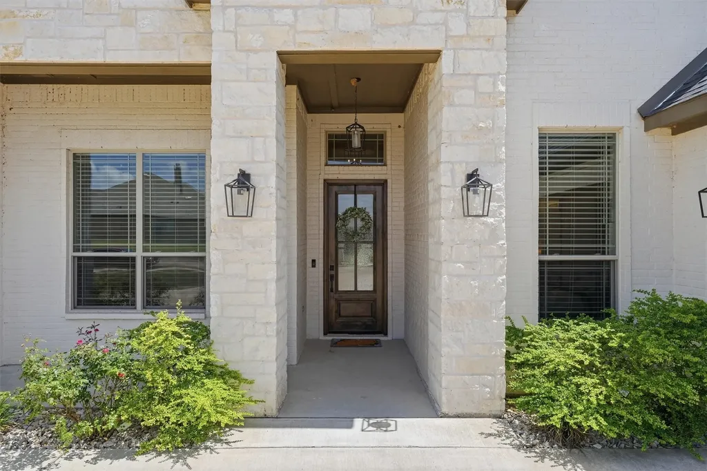 1525 Blue Lake Drive Burleson TX 76058