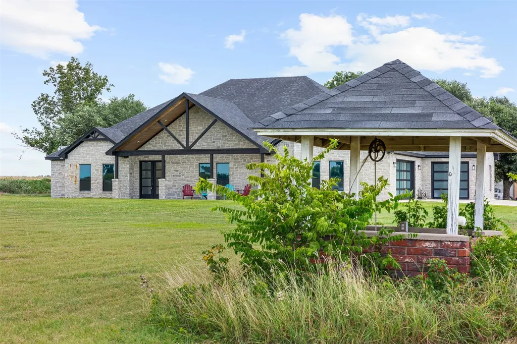 6021 N Fm 1915 Buckholts TX 76518