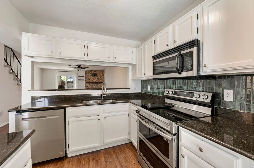 61 Abbey Road Euless TX 76039