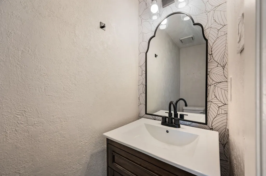 61 Abbey Road Euless TX 76039