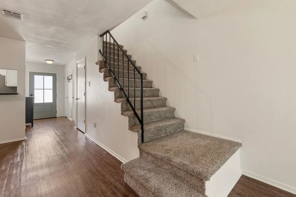 61 Abbey Road Euless TX 76039