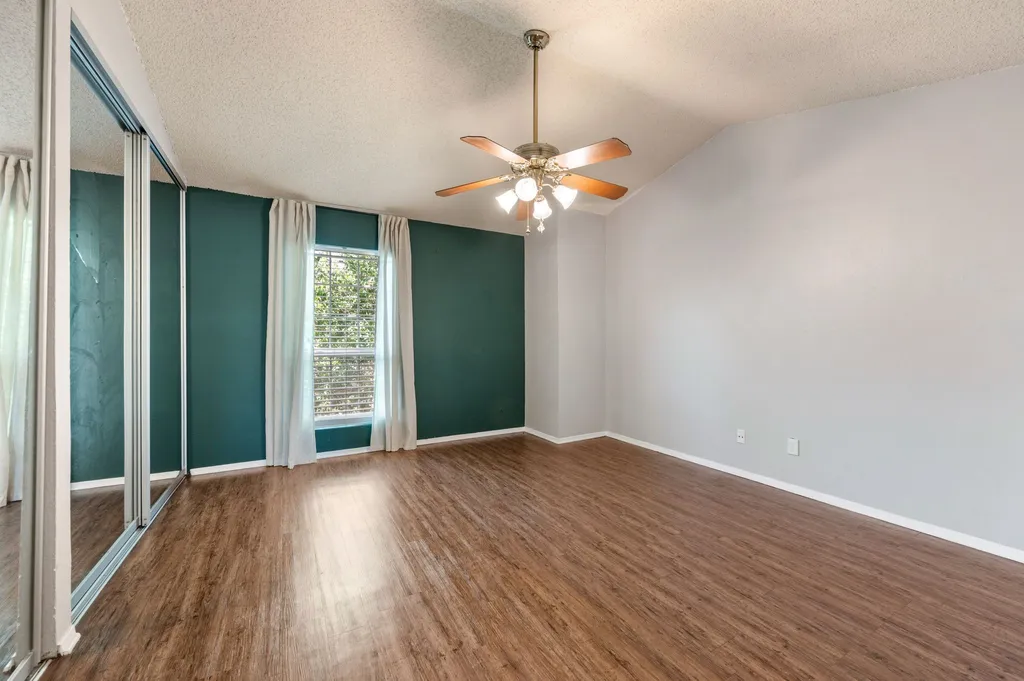 61 Abbey Road Euless TX 76039