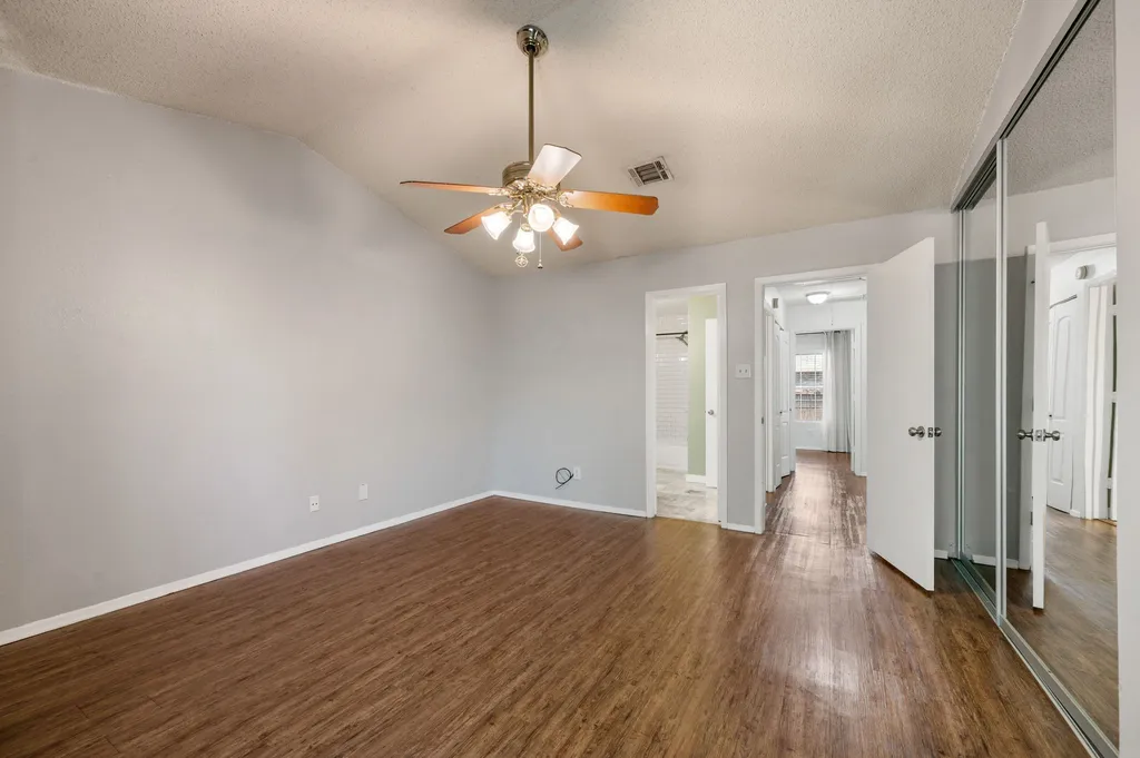 61 Abbey Road Euless TX 76039