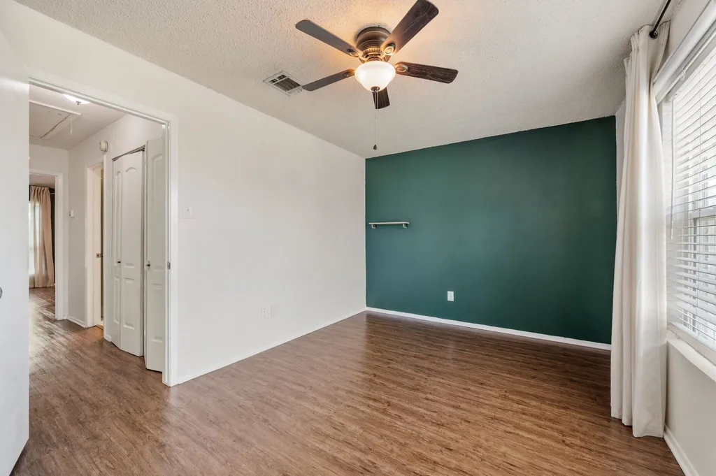 61 Abbey Road Euless TX 76039