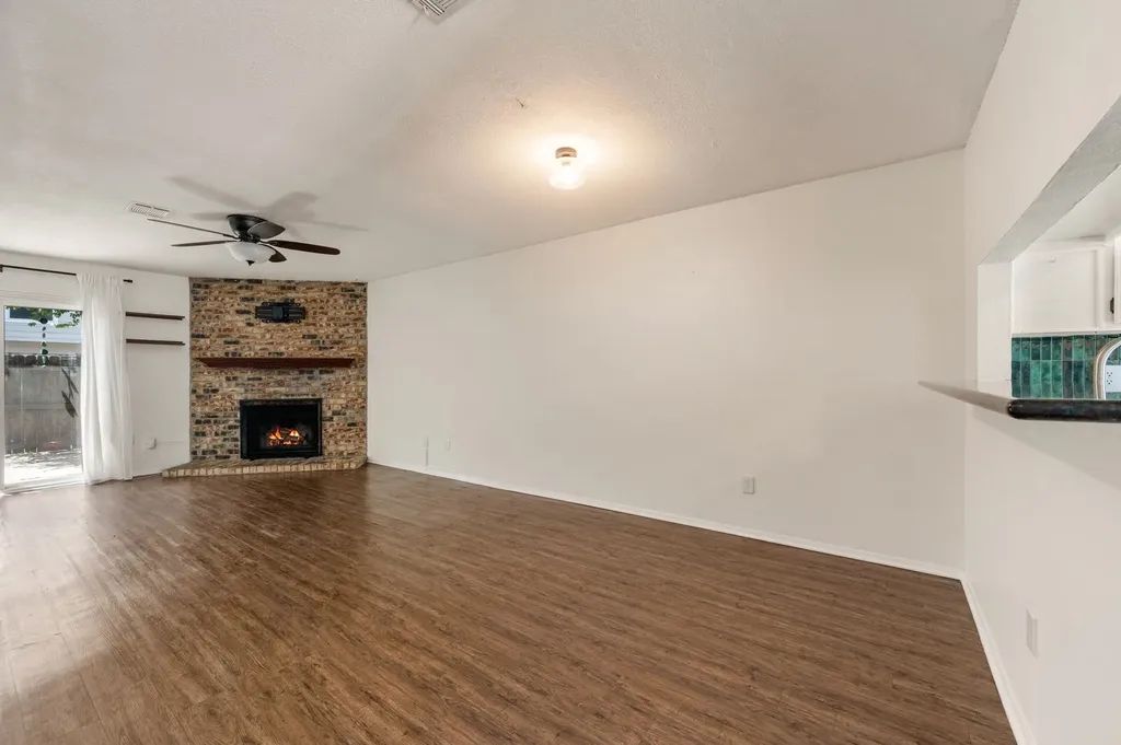 61 Abbey Road Euless TX 76039