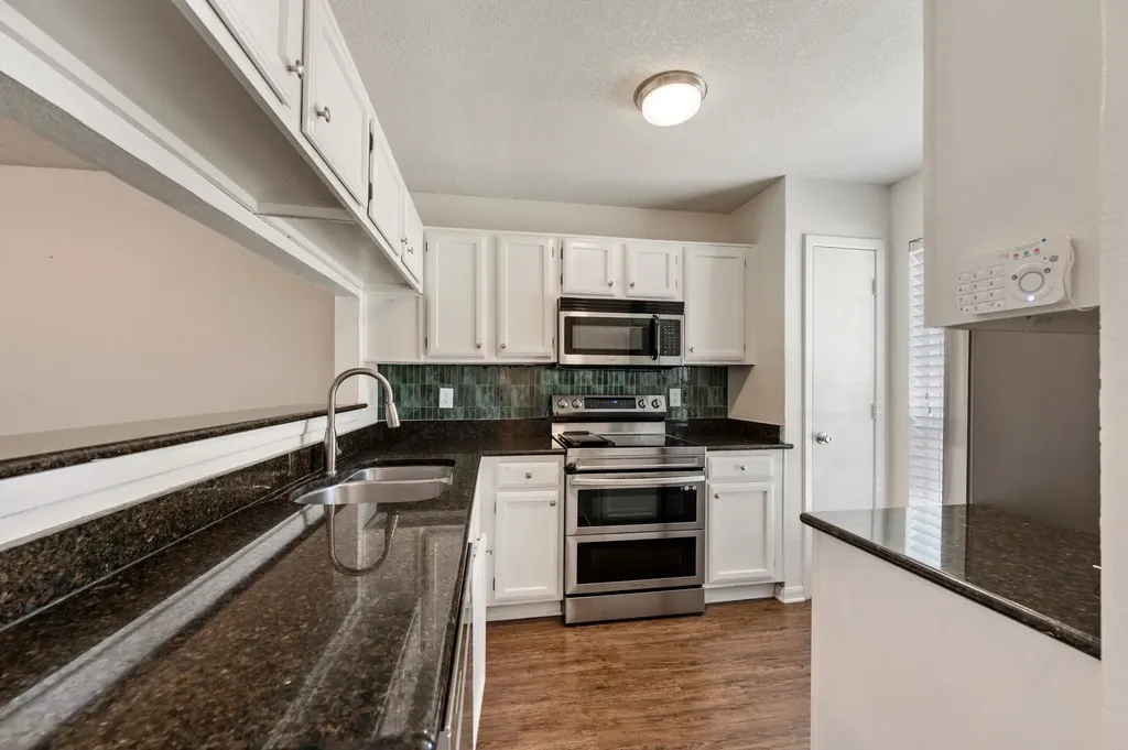 61 Abbey Road Euless TX 76039