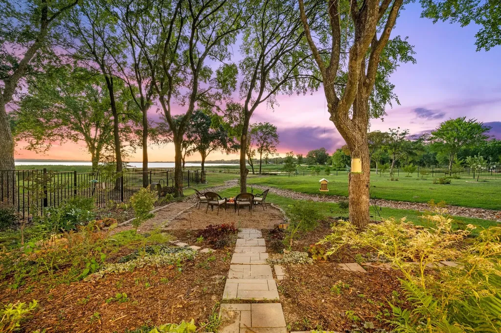 1518 Shoreline Drive Mabank TX 75143
