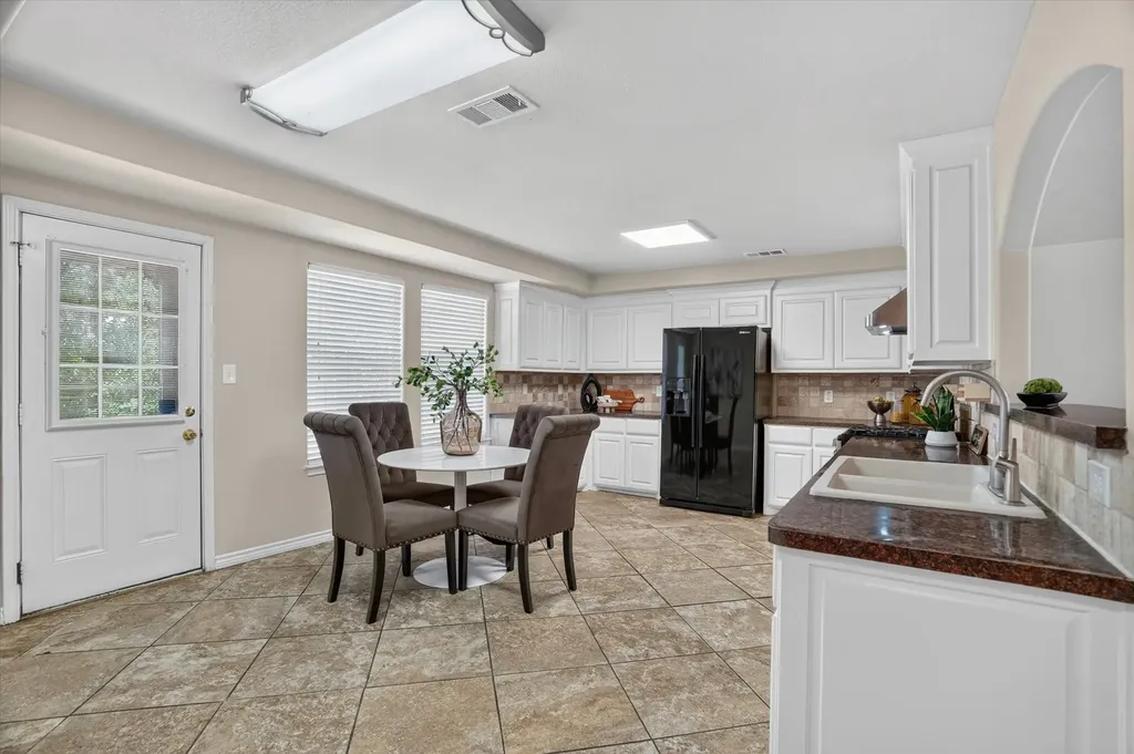 3813 N Eugene Court Irving TX 75062