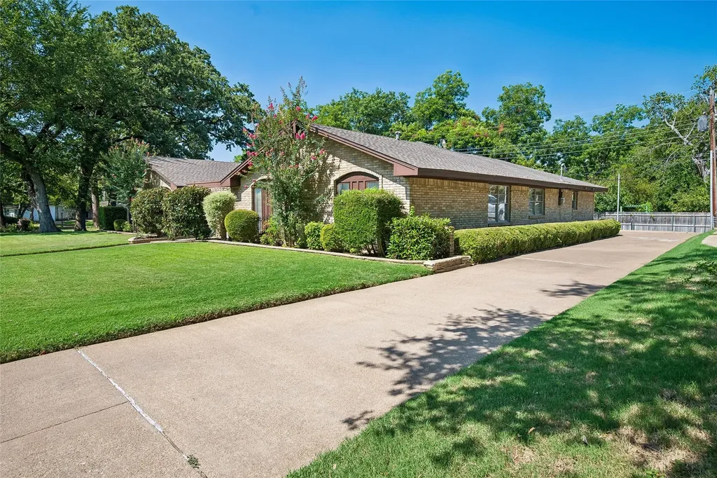 1204 Springwood Court Euless TX 76040