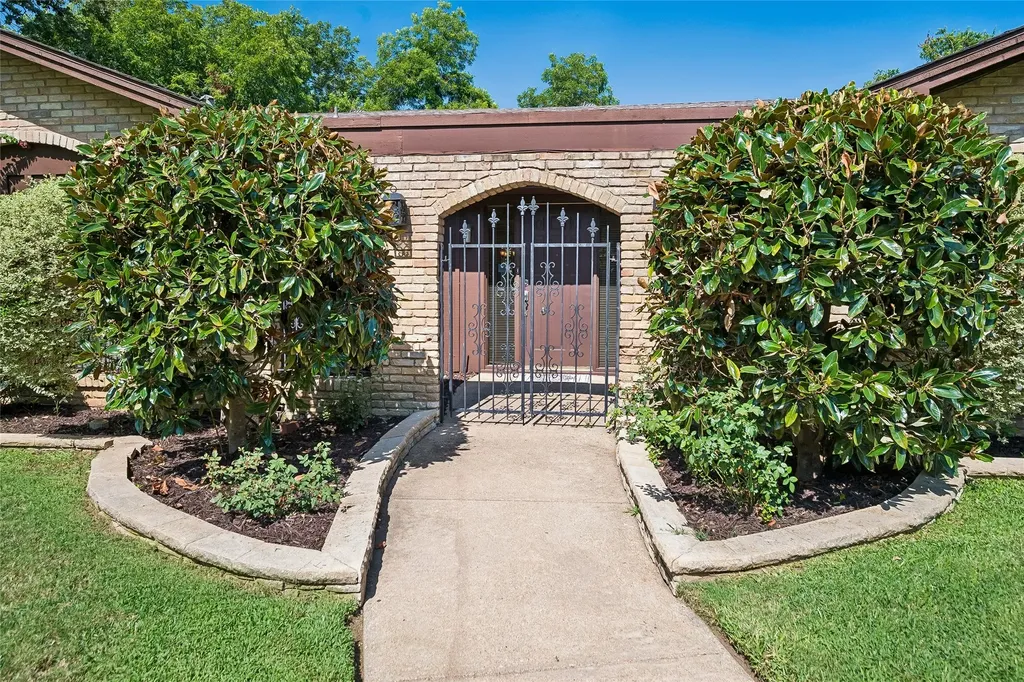 1204 Springwood Court Euless TX 76040