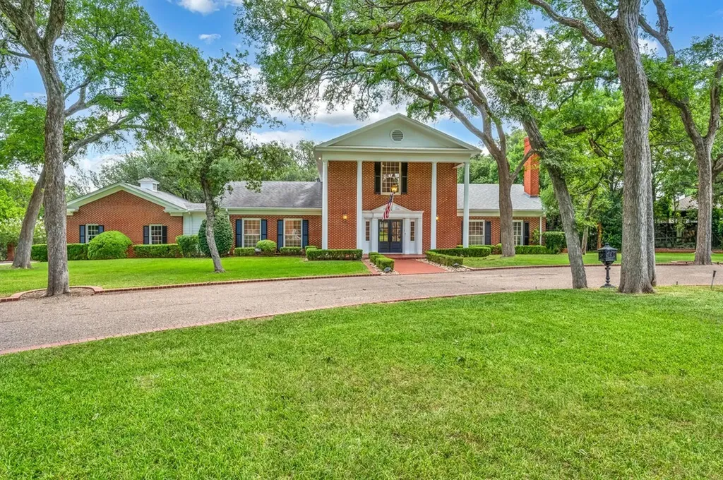 2825 Lake Air Drive Waco TX 76710