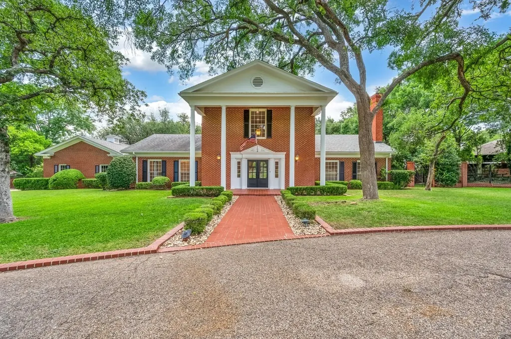 2825 Lake Air Drive Waco TX 76710