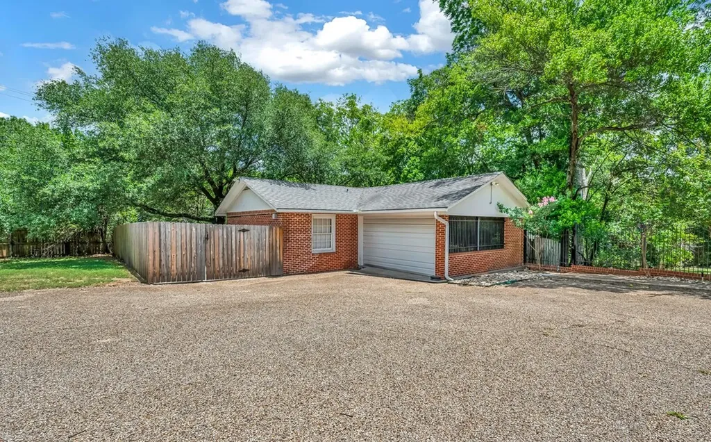 2825 Lake Air Drive Waco TX 76710