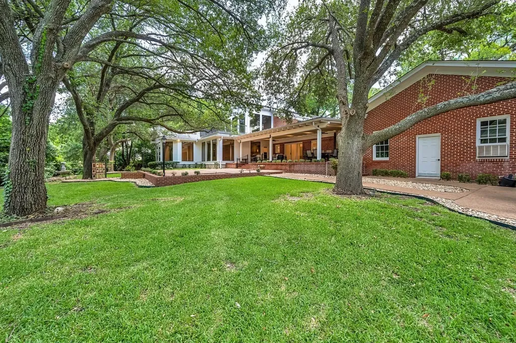 2825 Lake Air Drive Waco TX 76710