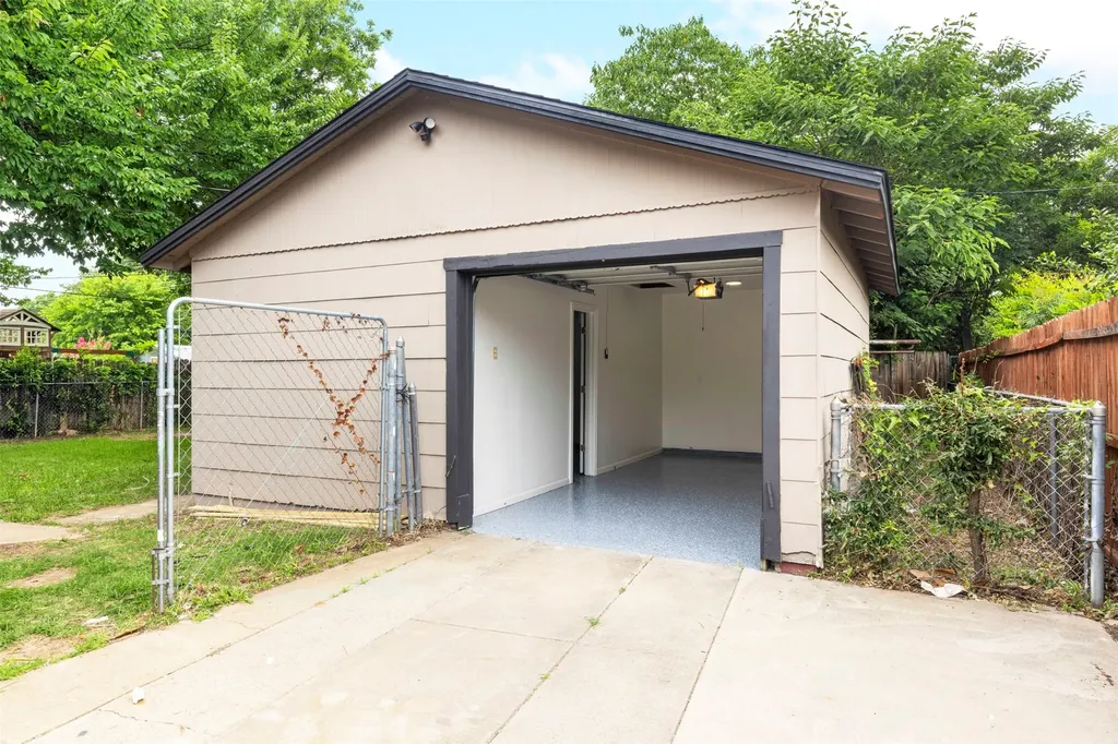 829 Yale Street River Oaks TX 76114