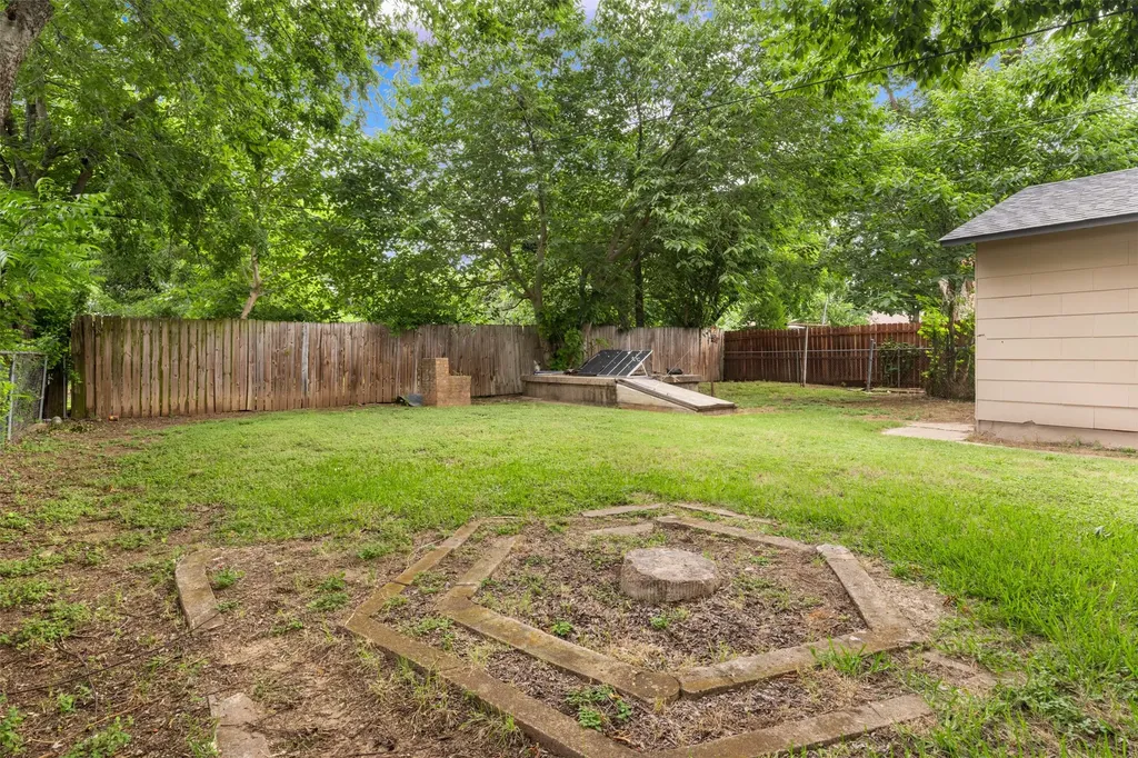 829 Yale Street River Oaks TX 76114